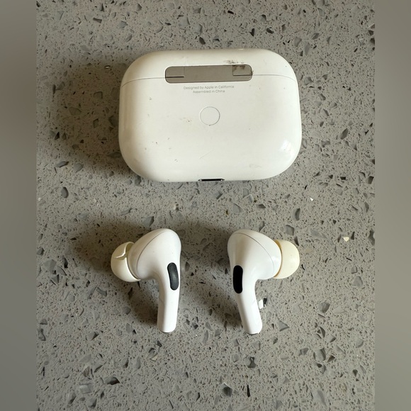 Apple AirPods Pro with Charging Case - Picture 3 of 6